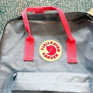 FJALLRAVEN Kanken Backpack Blue with Pink Straps